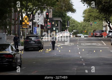Sacramento, États-Unis. 3rd avril 2022. Des policiers enquêtent sur le site d'une fusillade à Sacramento, Californie, États-Unis, le 3 avril 2022. Six personnes ont été tuées et au moins neuf autres ont été blessées lors d'une fusillade dans le centre-ville de Sacramento, la capitale de l'État américain de Californie, a déclaré dimanche la police locale. Credit: Li Jianguo/Xinhua/Alay Live News Banque D'Images