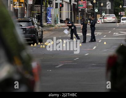 Sacramento, États-Unis. 3rd avril 2022. Des policiers enquêtent sur le site d'une fusillade à Sacramento, Californie, États-Unis, le 3 avril 2022. Six personnes ont été tuées et au moins neuf autres ont été blessées lors d'une fusillade dans le centre-ville de Sacramento, la capitale de l'État américain de Californie, a déclaré dimanche la police locale. Credit: Li Jianguo/Xinhua/Alay Live News Banque D'Images