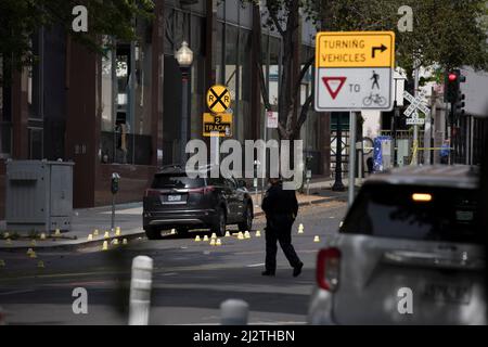 Sacramento, États-Unis. 3rd avril 2022. Des policiers enquêtent sur le site d'une fusillade à Sacramento, Californie, États-Unis, le 3 avril 2022. Six personnes ont été tuées et au moins neuf autres ont été blessées lors d'une fusillade dans le centre-ville de Sacramento, la capitale de l'État américain de Californie, a déclaré dimanche la police locale. Credit: Li Jianguo/Xinhua/Alay Live News Banque D'Images