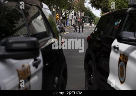 Sacramento, États-Unis. 3rd avril 2022. Des policiers enquêtent sur le site d'une fusillade à Sacramento, Californie, États-Unis, le 3 avril 2022. Six personnes ont été tuées et au moins neuf autres ont été blessées lors d'une fusillade dans le centre-ville de Sacramento, la capitale de l'État américain de Californie, a déclaré dimanche la police locale. Credit: Li Jianguo/Xinhua/Alay Live News Banque D'Images