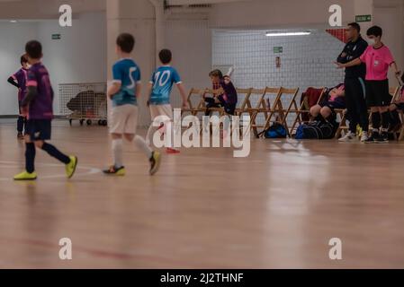 Vigo, Espagne, 3rd avril 2022. Championnat régional de ligue mixte pour enfants. Match entre Futsal Morrazo et Praia de Rodas Banque D'Images