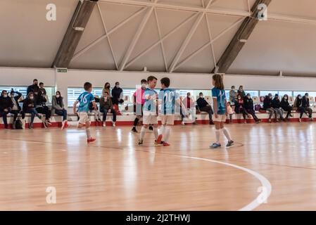 Vigo, Espagne, 3rd avril 2022. Championnat régional de ligue mixte pour enfants. Match entre Futsal Morrazo et Praia de Rodas Banque D'Images
