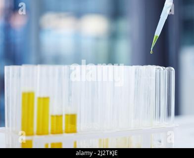 Chaque expérience sert un but. Injection de liquide versée dans des tubes dans un laboratoire. Banque D'Images