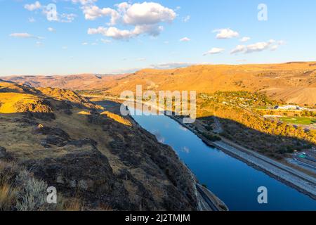 Coucher de soleil sur le barrage de la ville de Coulee en automne Banque D'Images