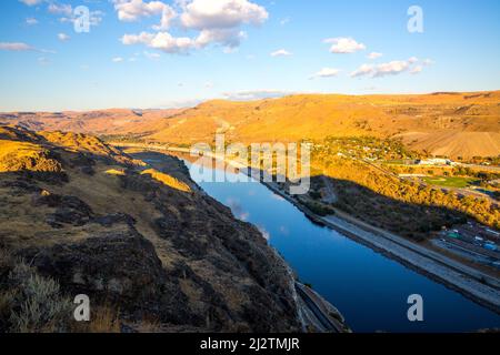 Coucher de soleil sur le barrage de la ville de Coulee en automne Banque D'Images