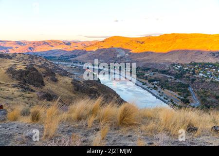 Coucher de soleil sur le barrage de la ville de Coulee en automne Banque D'Images