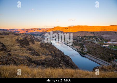 Coucher de soleil sur le barrage de la ville de Coulee en automne Banque D'Images