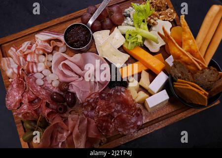 plateau de fromages et de viandes froides avec condiments Banque D'Images