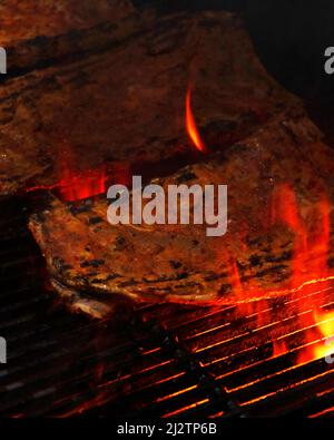 côtes de porc marinées aux épices mexicaines sur un barbecue Banque D'Images