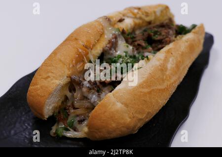 sandwich philly cheesesteak avec fromage fondu en gros plan Banque D'Images