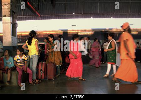 Les passagers du train attendent l'heure de départ à la plate-forme passagers de la gare d'Agra Cantonment à Agra, Uttar Pradesh, Inde. Banque D'Images