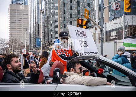 Toronto, Canada. 02nd avril 2022. Un manifestant tient un panneau « Honk for Palestine » pendant la manifestation. Des manifestants se sont rassemblés au Yonge-Dundas Square, à Toronto, au Canada, en solidarité avec la Palestine. Crédit : SOPA Images Limited/Alamy Live News Banque D'Images