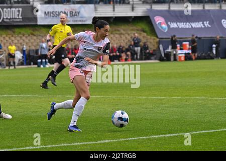 San Diego, Californie, États-Unis. 02nd avril 2022. Angel City FC avance Christen Press (23) lors d'un match de football de la coupe du défi NWSL entre le Angel City FC et le San Diego Wave FC au Torero Stadium de San Diego, en Californie. Justin Fine/CSM/Alamy Live News Banque D'Images