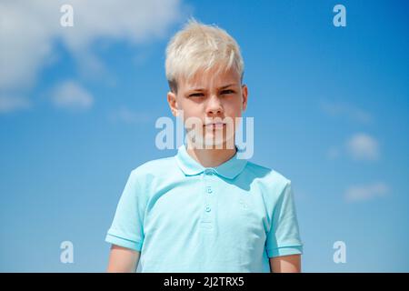 Adolescent sur la vocation estivale à la plage Banque D'Images