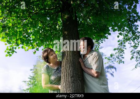Couple d'âge mûr heureux.Date et marche, portrait de deux conjoints.Vue avant. Banque D'Images