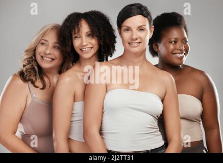 Eh bien être ensemble jusqu'à la fin. Photo d'un groupe diversifié de femmes se tenant ensemble dans le studio et posant. Banque D'Images