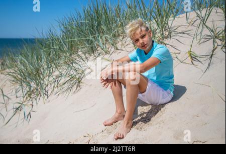 Adolescent sur la vocation estivale à la plage Banque D'Images