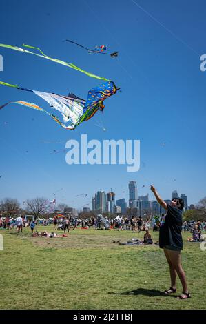 Austin, Texas, États-Unis. 3 avril 2022. Cristal, 26 ans, d'Austin, flis son cerf-volant. Le festival ABC Kite de 93rd est retourné au parc Zilker dimanche. Des milliers de visiteurs ont survolé des cerfs-volants colorés à travers le parc de 350 hectares. Credit: Sidney Bruere/Alay Live News Banque D'Images