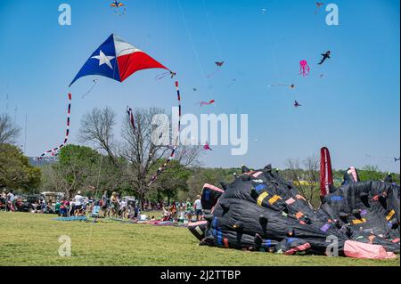 Austin, Texas, États-Unis. 3 avril 2022. Un grand cerf-volant avec le drapeau du Texas orné dessus éclipse facilement les autres cerfs-volants dans le ciel. Le festival ABC Kite de 93rd est retourné au parc Zilker dimanche. Des milliers de visiteurs ont survolé des cerfs-volants colorés à travers le parc de 350 hectares. Credit: Sidney Bruere/Alay Live News Banque D'Images