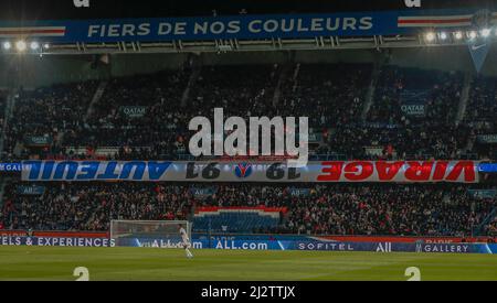 LES ULTRAS, les partisans du PSG ont mis un tifo à l'envers lors du match entre Paris Saint Germain et le FC Lorient, match de la ligue 1 UBER EATS Day 30, au stade du Parc des Princes, le 03 2022 avril à Paris, en France. Photo de Loic Baratoux/ABACAPRESS.COM Banque D'Images