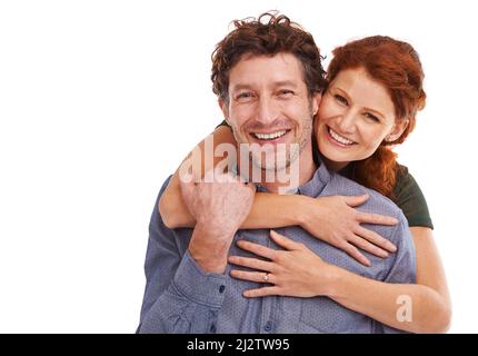 L'amour est tout ce dont vous avez besoin. Portrait studio d'un beau couple affectueux. Banque D'Images