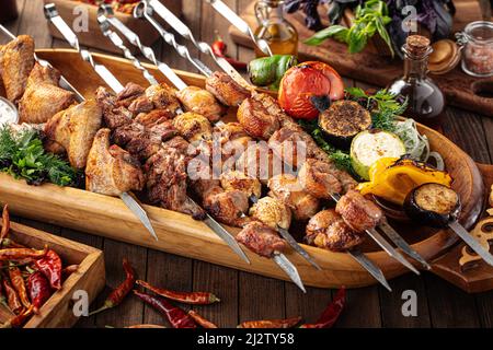 Assortiment de kebabs grillés au shashlik Banque D'Images