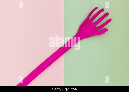 Main stylisée en plastique isolée sur fond de couleur de palette Banque D'Images