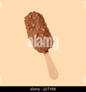 Popsicle de chocolat sur les bâtonnets, crème glacée dans le chocolat au lait et avec une clin d'œil. Couleurs vives, ambiance estivale. Crème glacée, fraîcheur, isolation, sur une orange Banque D'Images