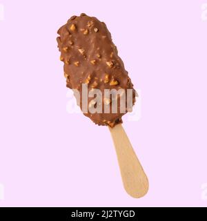 Popsicle de chocolat sur les bâtonnets, crème glacée dans le chocolat au lait et avec une clin d'œil. Couleurs vives, ambiance estivale. Crème glacée, fraîcheur, isolat, sur un bac rose Banque D'Images