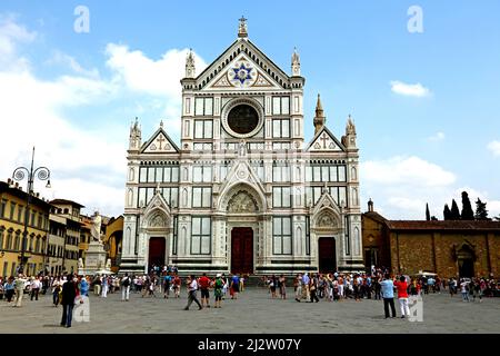 Les touristes d'admirer la façade de la Basilique Santa Croce de Florence Italie Banque D'Images