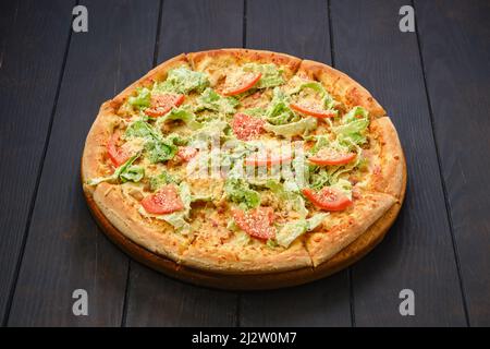 Pizza avec calamar, crevettes, parmesan et feuilles de salade Banque D'Images