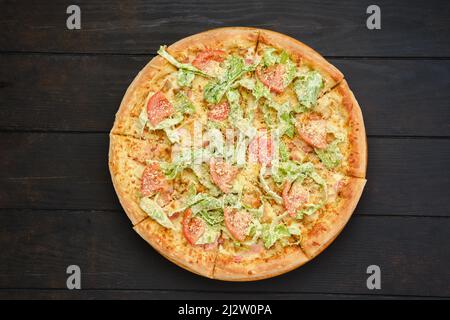 Pizza avec calamar, crevettes, parmesan et feuilles de salade, vue de dessus Banque D'Images