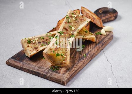 Moelle osseuse de bœuf rôtie maison avec pain à l'ail Banque D'Images