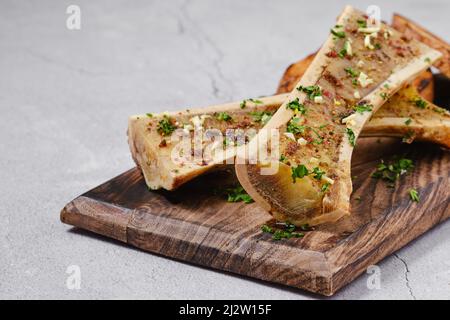 Moelle osseuse de bœuf rôtie maison avec pain à l'ail, gros plan Banque D'Images