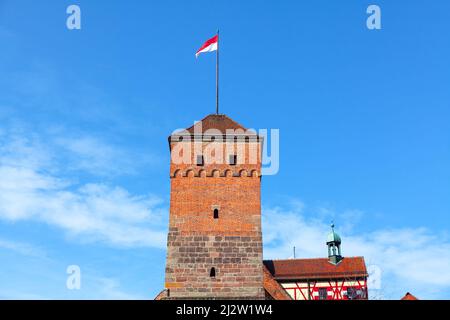 Drapeau sur la tour médiévale . Château impérial de Nuremberg en Allemagne Banque D'Images