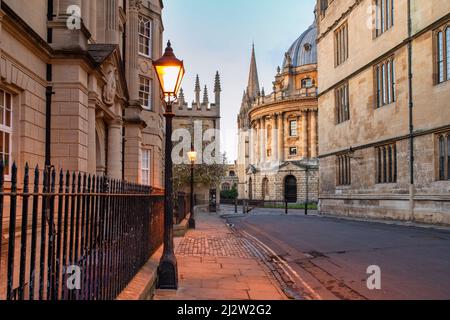 Rue Catte donnant sur la place Radcliffe au lever du soleil. Oxford, Oxfordshire, Angleterre Banque D'Images