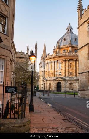 Rue Catte donnant sur la place Radcliffe au lever du soleil. Oxford, Oxfordshire, Angleterre Banque D'Images