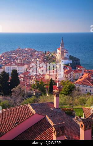 Piran, Slovénie. Image de paysage urbain aérien de Piran, Slovénie au coucher du soleil de printemps. Banque D'Images