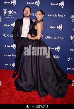 BEVERLY HILLS, CA - AVRIL 02 : Valentin Chmerkovskiy (L) et Jenna Johnson Chmerkovskiy assistent aux prix annuels 33rd de la presse GLAAD au Beverly Hilton Banque D'Images