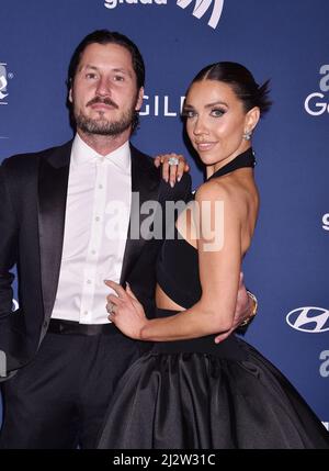 BEVERLY HILLS, CA - AVRIL 02 : Valentin Chmerkovskiy (L) et Jenna Johnson Chmerkovskiy assistent aux prix annuels 33rd de la presse GLAAD au Beverly Hilton Banque D'Images