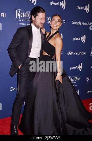 BEVERLY HILLS, CA - AVRIL 02 : Valentin Chmerkovskiy (L) et Jenna Johnson Chmerkovskiy assistent aux prix annuels 33rd de la presse GLAAD au Beverly Hilton Banque D'Images