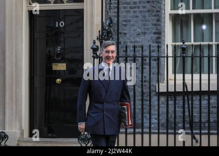 Jacob Rees-Mogg, député, Lord President of the Council, leader de la Chambre des communes, sort du 10 Downing Street, Londres, Royaume-Uni Banque D'Images