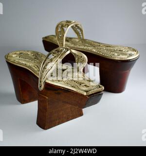 Chaussons hautes décorés en argent utilisés dans les bains chauds des Ottomans et des Turcs. Obstruction. Cadeau, objet culturel. Décoration de dot argentée Banque D'Images