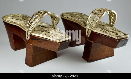 Chaussons hautes décorés en argent utilisés dans les bains chauds des Ottomans et des Turcs. Obstruction. Cadeau, objet culturel. Décoration de dot argentée Banque D'Images