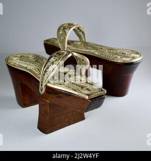 Chaussons hautes décorés en argent utilisés dans les bains chauds des Ottomans et des Turcs. Obstruction. Cadeau, objet culturel. Décoration de dot argentée Banque D'Images