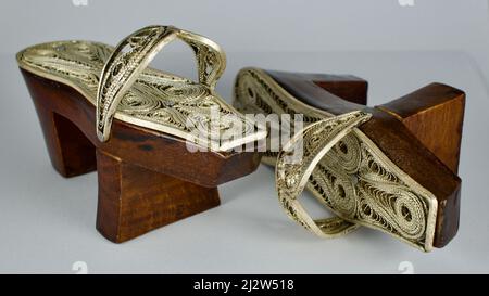 Chaussons hautes décorés en argent utilisés dans les bains chauds des Ottomans et des Turcs. Obstruction. Cadeau, objet culturel. Décoration de dot argentée Banque D'Images