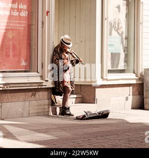 Ostersund, Norrland Suède - 10 juillet 2020 : violoneuse féminine debout à l'angle et jouant du violon Banque D'Images