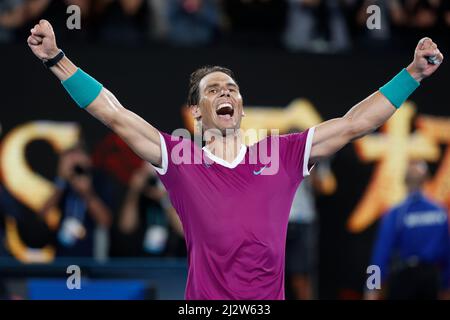 Le joueur de tennis espagnol Rafael Nadal célèbre sa victoire au tournoi de tennis Open 2022 australien, Melbourne Park, Melbourne, Victoria, Australie Banque D'Images