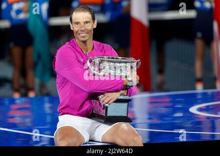 Le joueur de tennis espagnol Rafael Nadal posant avec le trophée de championnat après avoir remporté le match final masculin de l'Open d'Australie 2022, Melbour Banque D'Images