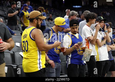 Sacramento, CA, 3rd avril 2022: Sacramento Kings vs Golden State Warriors: Spectateurs pendant le match.: Seshadri SUKUMAR crédit: Seshadri SUKUMAR/Alamy Live News Banque D'Images